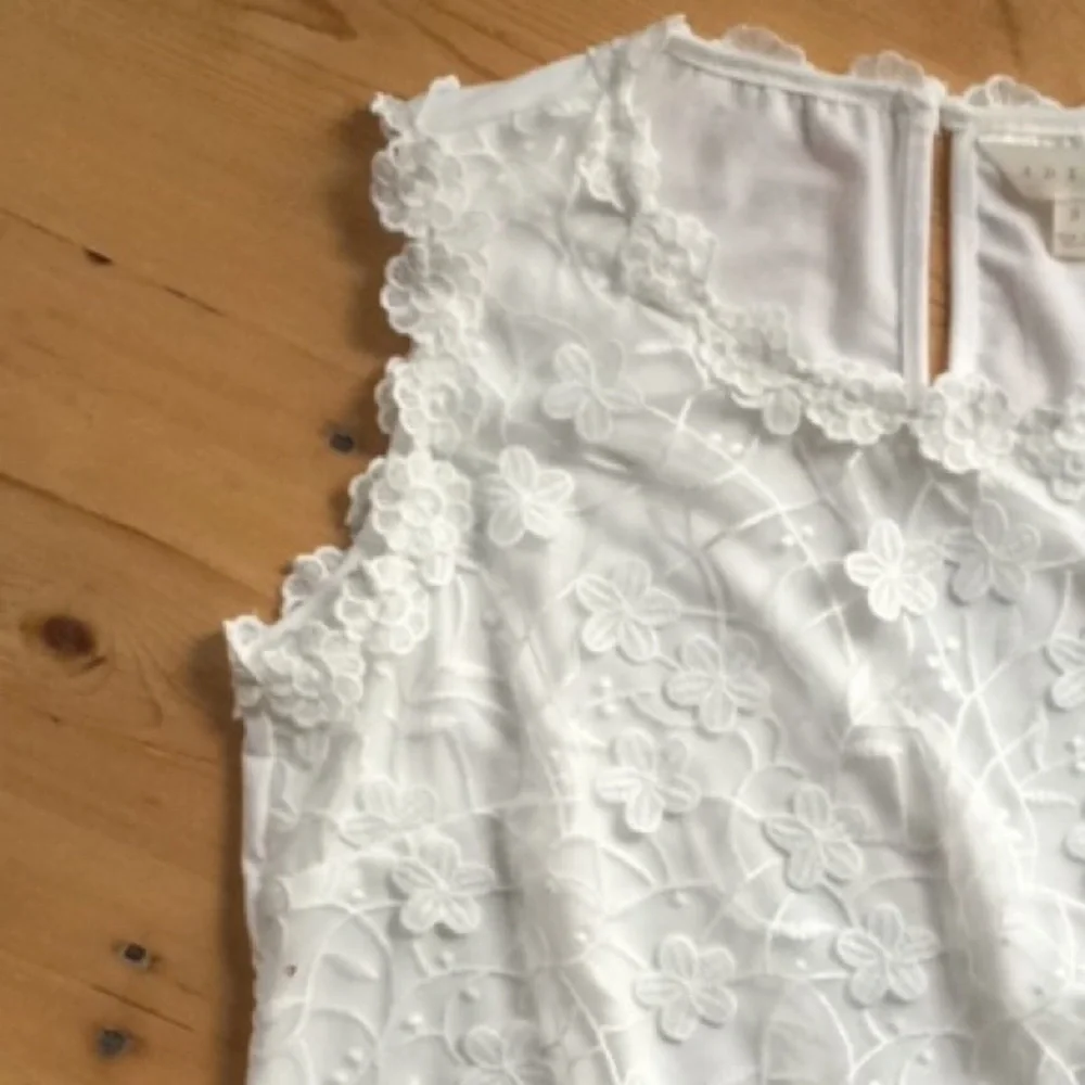 Adiva S white floral scalloped lace overlay sleeveless top - Picture 9 of 9